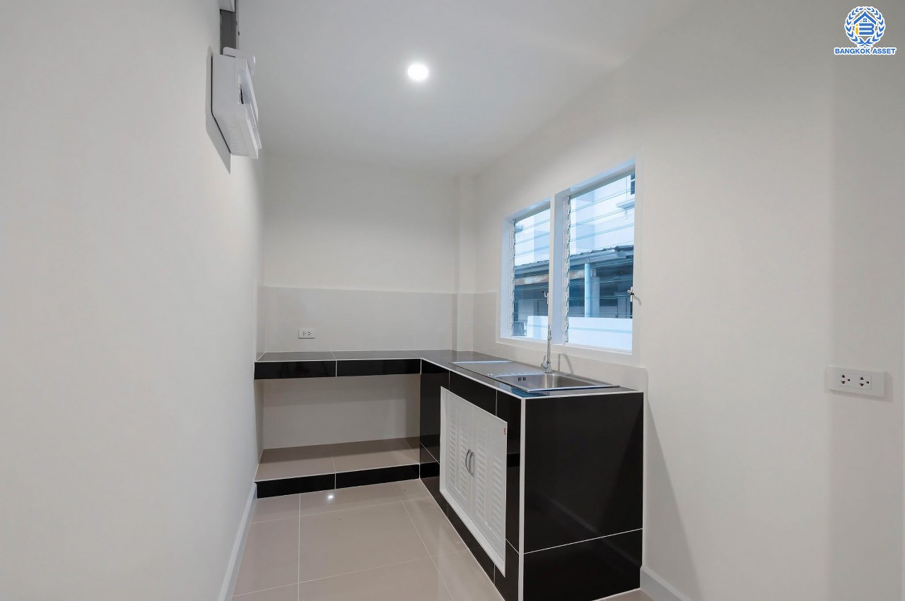 บ้านมือสองตกแต่งใหม่ โครงการ กฤษดานคร18 พุทธมณฑลสาย3 เนื้อที่ 74 ตร.ว. บนพื้นที่ใช้สอย 158.9 ตร.ม. อีกระดับของฟังก์ชัน 4 ห้องนอน 3 ห้องน้ำ จอดรถได้ 2 คัน พร้อม 1 ห้องอเนกประสงค์สุด Private ที่สามารถปรับการใช้งานได้หลากหลาย บนทำเลศักยภาพเชื่อมต่อหลายเส้นทาง ใกล้เซ็นทรัลปิ่นเกล้า ม.มหิดล และทางด่วน "ศรีรัช"